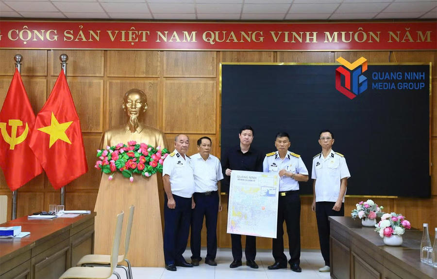 Ông Đỗ Quyết Tiến, Giám đốc Bảo tàng Quảng Ninh (thứ ba, trái sang) tiếp nhận hải đồ “Quảng Ninh với Đoàn tàu không số” do Hội Truyền thống Đường Hồ Chí Minh trên biển TP Quảng Ninh trao tặng. Ảnh: Báo Quảng Ninh Ông Đỗ Quyết Tiến, Giám đốc Bảo tàng Quảng Ninh (thứ ba, trái sang) tiếp nhận hải đồ “Quảng Ninh với Đoàn tàu không số” do Hội Truyền thống Đường Hồ Chí Minh trên biển TP Quảng Ninh trao tặng. Ảnh: Báo Quảng Ninh