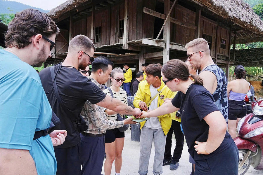 Du khách thưởng thức những hạt cốm do chính mình tham gia làm nên, cảm nhận trọn vẹn hương vị đặc trưng của cốm Thuận Hòa.