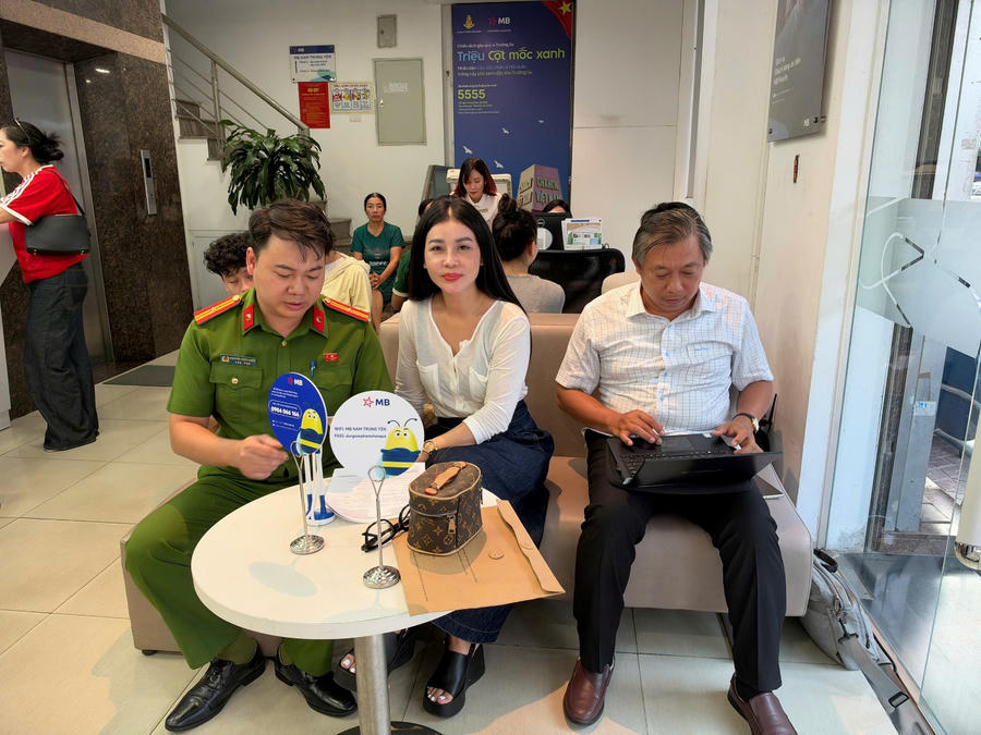 Công an phường Yên Hòa phối hợp cùng các bên liên quan xác minh, thực hiện thủ tục hoàn trả số tiền đồng chuyển khoản nhầm tại Ngân hàng TMCP Quân đội (MB Bank).