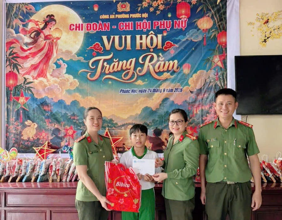 Chi hội Phụ nữ Công an phường trao kinh phí hỗ trợ học tập Học kỳ I và quà Trung thu trong Chương trình “Mẹ đỡ đầu”