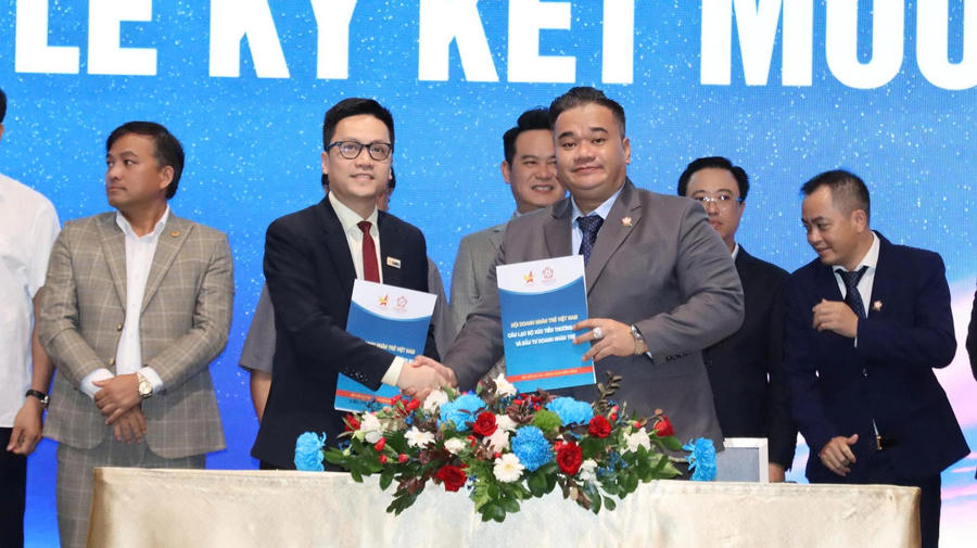 Ông Nguyễn Duy Khương ký kết hợp tác với doanh nghiệp.