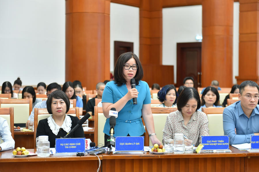 Bà Lê Thị Tuyết Nhung – Phó Cục trưởng Cục Quản lý giá (Bộ Tài chính) thông tin về các giải pháp điều hành giá. (Ảnh: Bộ Tài chính)