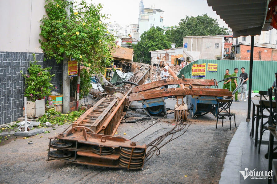 Khối sắt nằm chắn ngang đường, may mắn không gây thương vong..