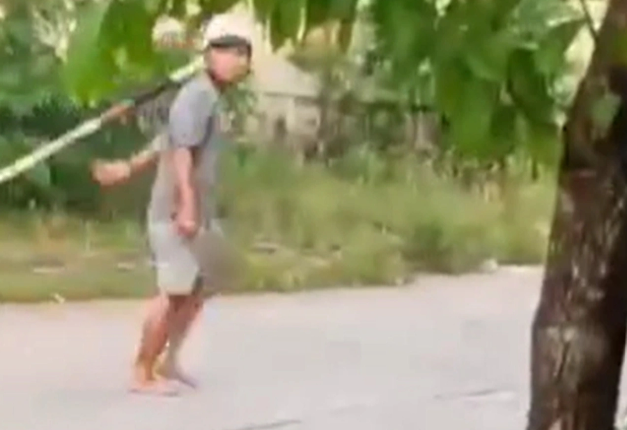 Hình ảnh ghi lại đối tượng Công thời điểm xảy ra vụ việc (Ảnh cắt từ clip của người dân).