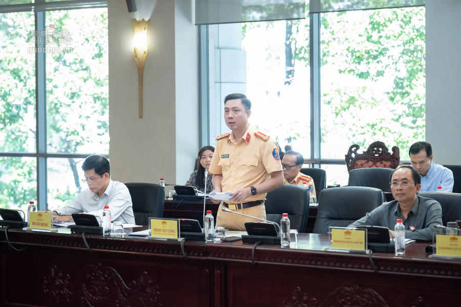 Đại tá Phạm Việt Công, Phó Cục trưởng Cục Cảnh sát giao thông (C08), Bộ Công an trình bày Báo cáo của Chính phủ về kết quả triển khai Nghị quyết số 1313/NQ-UBTVQH15. Ảnh: quochoi.vn