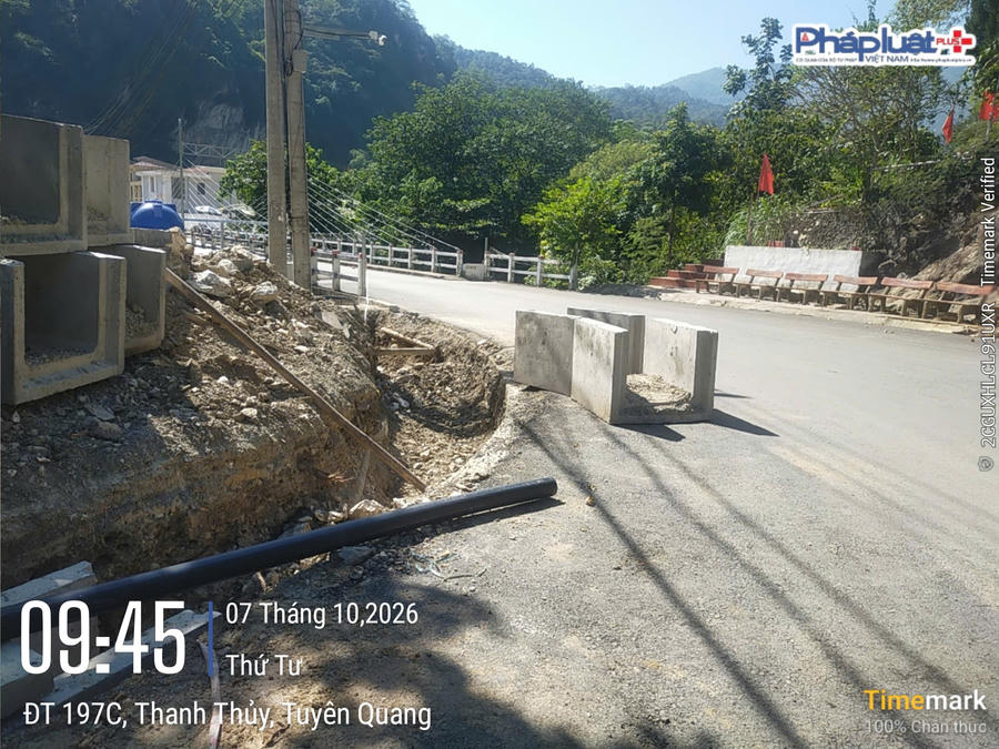 Cống rãnh thoát nước được đơn vị thi công để ngổn ngang dọc đường đi.
