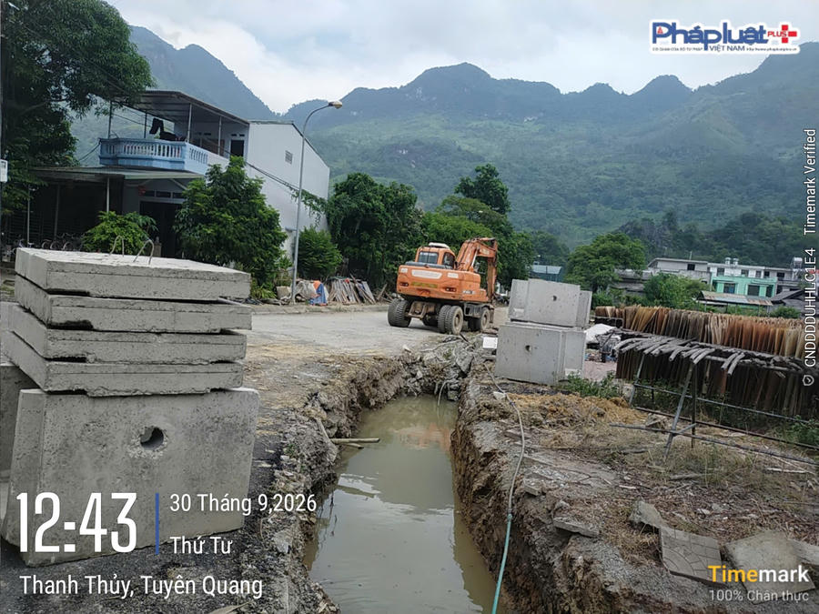 Quá trình thi công dự án, nhà thầu không chăng dây, lắp biển cảnh báo gây nguy hiểm cho người đi đường.