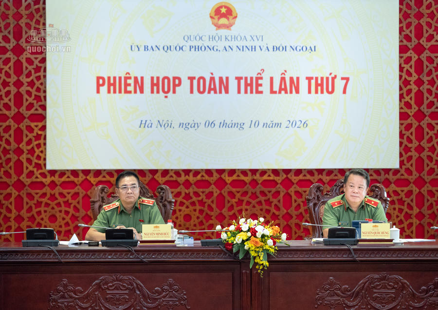 Trung tướng Nguyễn Minh Đức và Thiếu tướng Nguyễn Quốc Hùng, Phó Chủ nhiệm Ủy ban Quốc phòng, An ninh và Đối ngoại đồng chủ trì Phiên họp. Ảnh: quochoi.vn