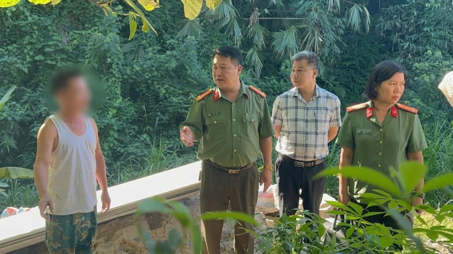 Cơ quan chức năng kiểm tra cơ sở chăn nuôi bị người dân phản ánh là ô nhiễm môi trường. (Ảnh: Công an Lào Cai).