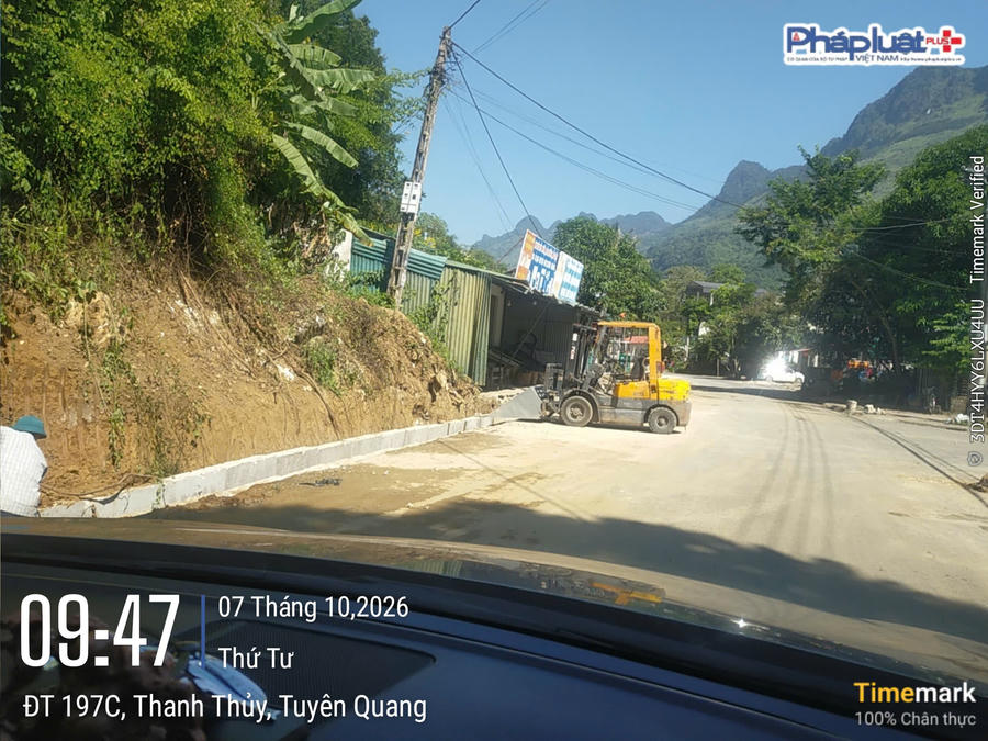Quá trình thi công dự án, nhà thầu không chăng dây, lắp biển cảnh báo gây nguy hiểm cho người đi đường.