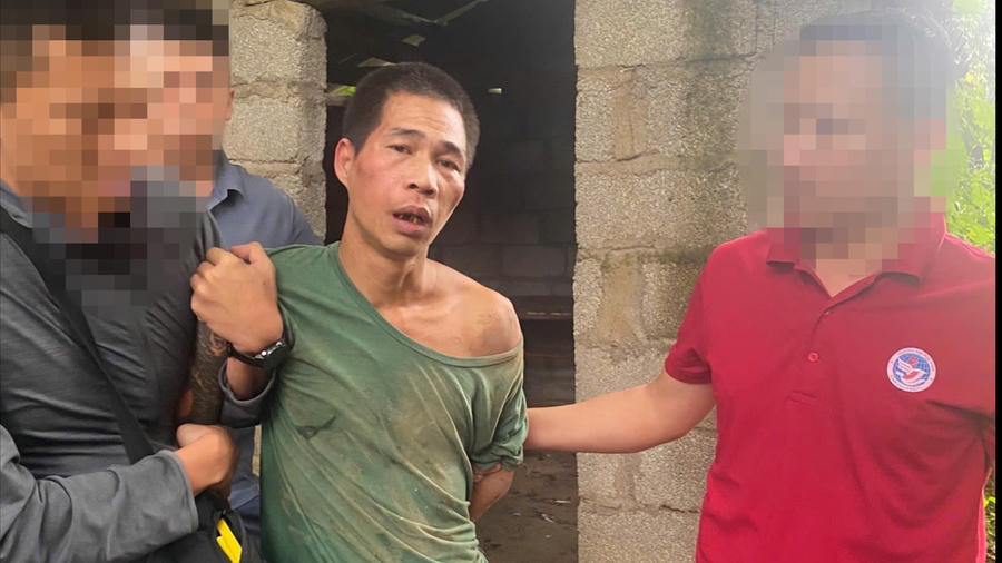 Lực lượng Công an bắt giữ thành công đối tượng Phương Văn Kỳ tại nơi lẩn trốn tại lán trại.