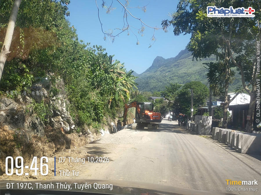Quá trình thi công dự án, nhà thầu không chăng dây, lắp biển cảnh báo gây nguy hiểm cho người đi đường.