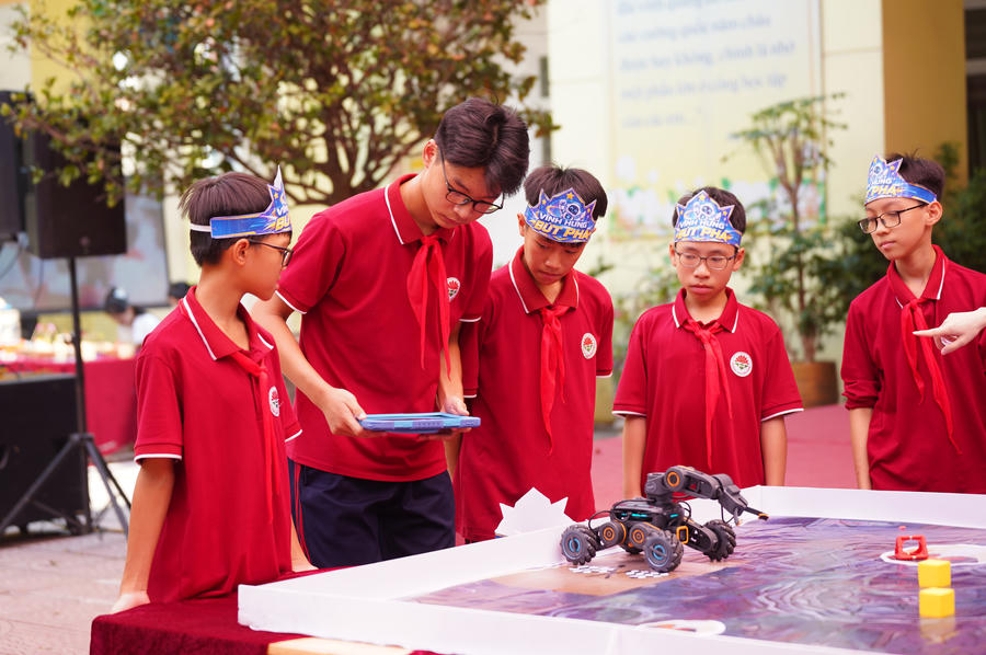 Học sinh thi đấu robot tại Ngày hội Khoa học Công nghệ và Trí tuệ nhân tạo phường Vĩnh Hưng 2026