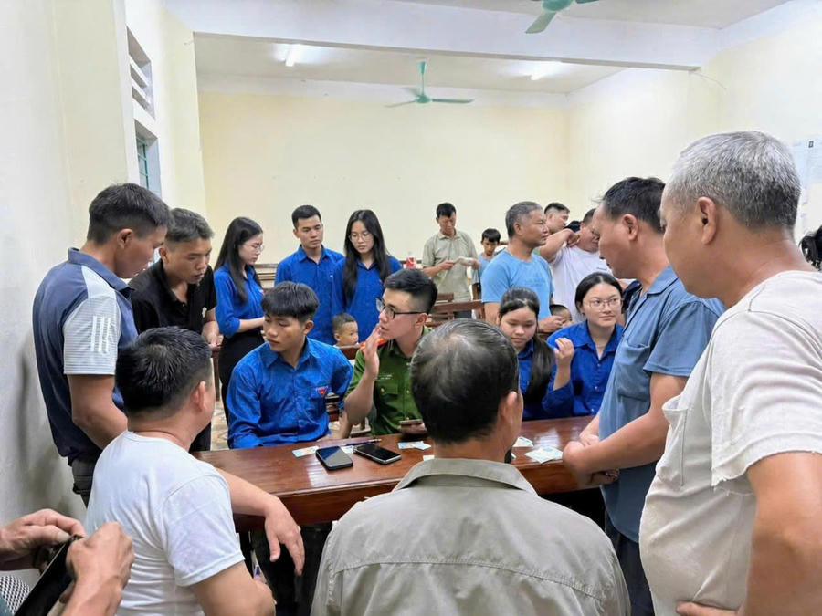 Để hỗ trợ người dân từng bước tiếp cận các tiện ích số, Đoàn Thanh niên xã Bạch Đích đã phát huy vai trò xung kích, tình nguyện trong chuyển đổi số, trực tiếp hỗ trợ, hướng dẫn bà con Nhân dân cài đặt và sử dụng ứng dụng VNeID.