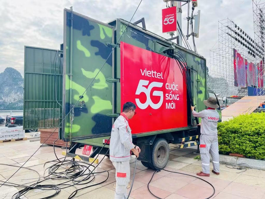 Nhân viên Viettel triển khai hạ tầng viễn thông 5G, góp phần mở rộng vùng phủ sóng tại TP Quảng Ninh. Nhân viên Viettel triển khai hạ tầng viễn thông 5G, góp phần mở rộng vùng phủ sóng tại TP Quảng Ninh.