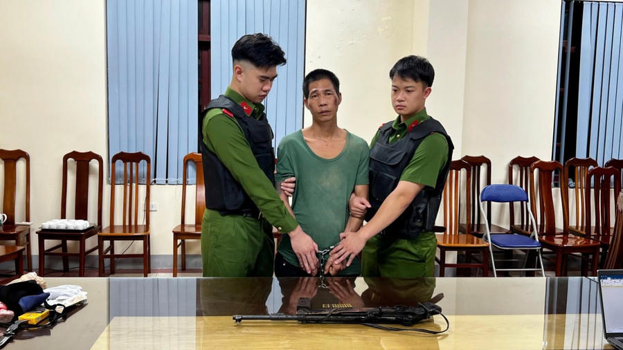 Đối tượng Phương Văn Kỳ cùng tang vật.