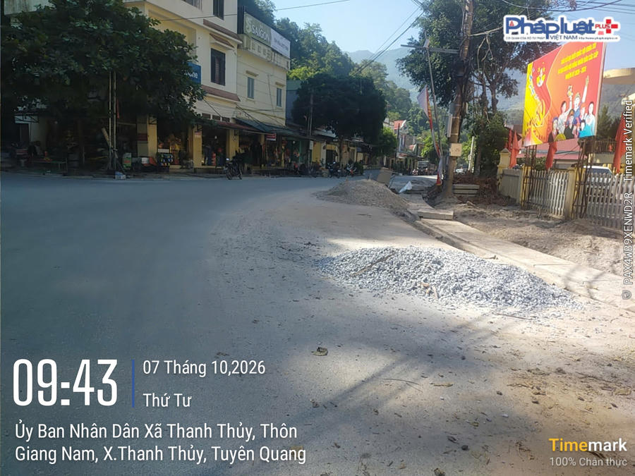 Vật liệu xây dựng tập kết ngổn ngang ven đường, ngay khu dân cư.