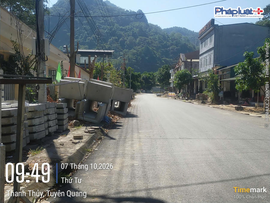 Cống rãnh thoát nước được đơn vị thi công để ngổn ngang dọc đường đi.