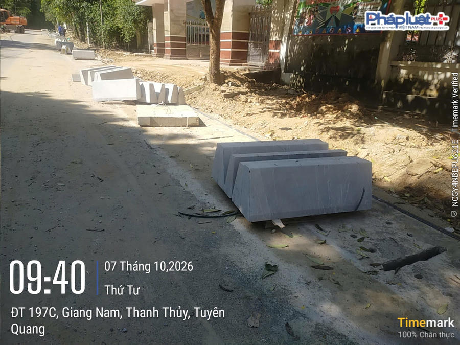 Cống rãnh thoát nước được đơn vị thi công để ngổn ngang dọc đường đi.