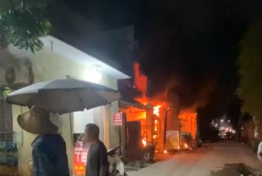 Đám cháy bùng phát dữ dội.