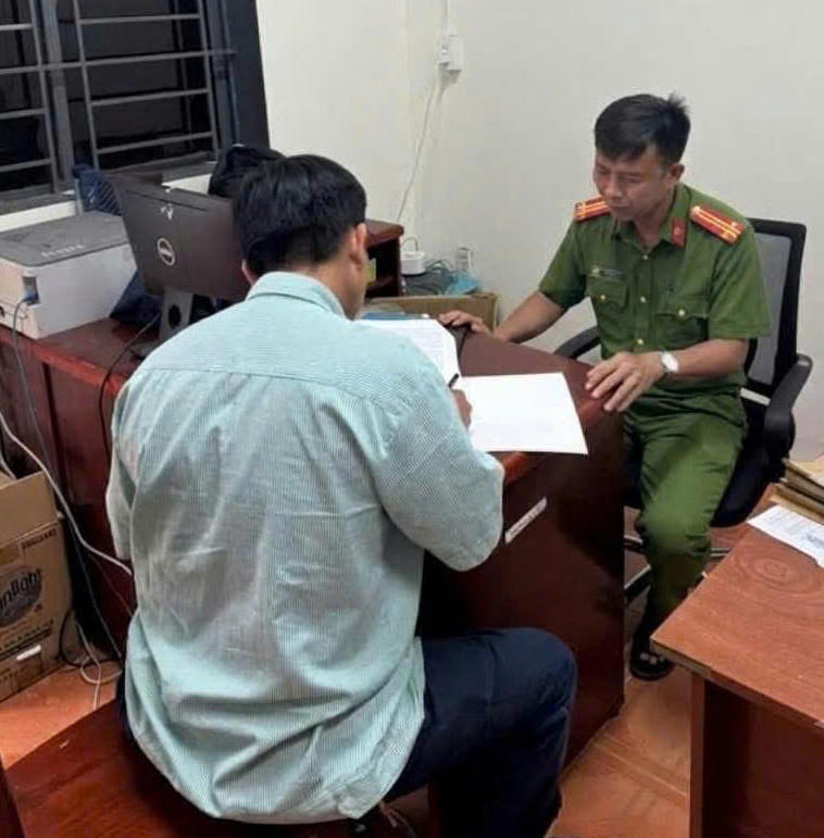 Công an làm việc với người liên quan.