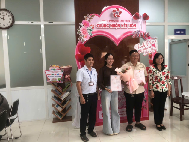 Lễ trao Giấy chứng nhận kết hôn tại UBND Phường Tân Triều.