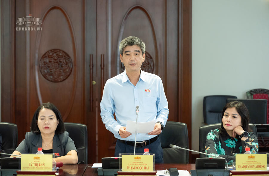 Ủy viên là đại biểu Quốc hội hoạt động chuyên trách tại Ủy ban Quốc phòng, An ninh và Đối ngoại Phạm Ngọc Hải trình bày dự thảo Báo cáo thẩm tra của Ủy ban. Ảnh: quochoi.vn