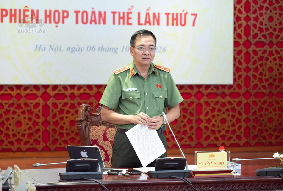 Trung tướng Nguyễn Minh Đức, Phó Chủ nhiệm Ủy ban Quốc phòng, An ninh và Đối ngoại chủ trì và điều hành Phiên họp. Ảnh: quochoi.vn