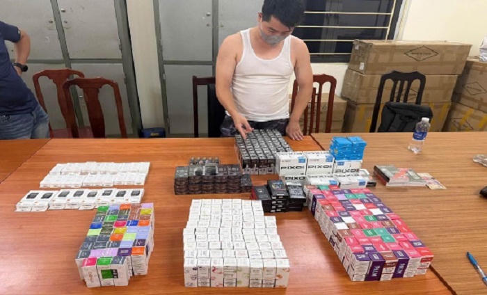 Bắt giữ đối tượng cùng lượng lớn hàng cấm là thuốc lá điện tử.