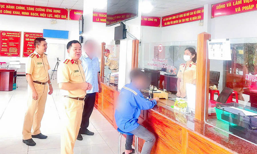 Lãnh đạo Phòng CSGT kiểm tra ở cơ sở.