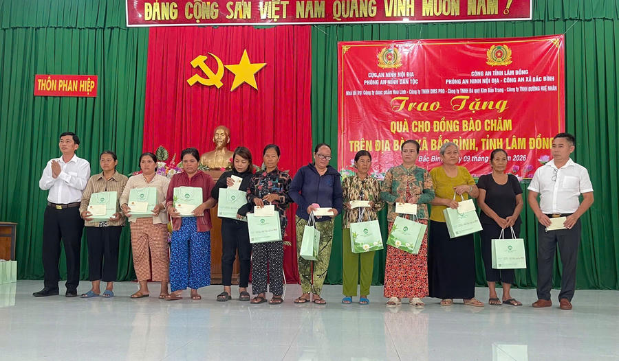 Trao quà cho đồng bào Chăm trên địa bàn xã Bắc Bình, tỉnh Lâm Đồng.