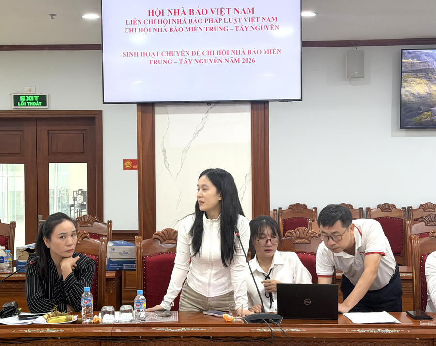 Các hội viên Chi hội Nhà báo Báo Pháp luật Việt Nam khu vực Miền Trung – Tây Nguyên trao đổi, chia sẻ, đóng góp ý kiến tại buổi sinh hoạt.
