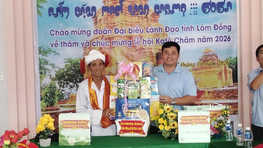 Thăm tặng quà chúc tết Kate các thành viên hội đồng chức sắc chăm Bàlamôn, tỉnh Lâm Đồng