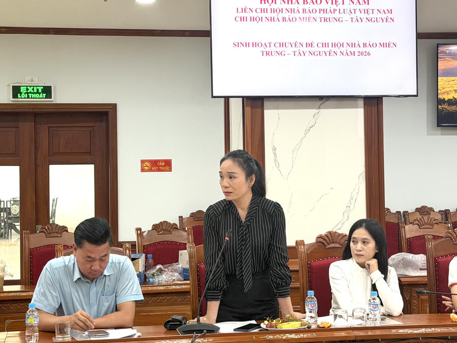Các hội viên Chi hội Nhà báo Báo Pháp luật Việt Nam khu vực Miền Trung – Tây Nguyên trao đổi, chia sẻ, đóng góp ý kiến tại buổi sinh hoạt.