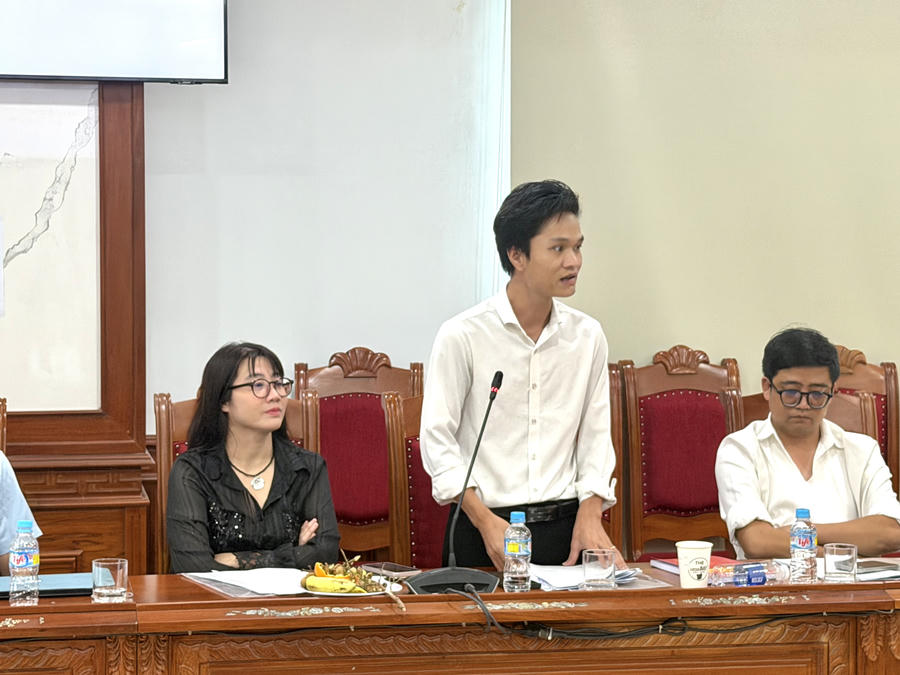 Nhà báo Nguyễn Văn Tự đóng góp ý kiến về tăng cường phối hợp, chia sẻ thông tin giữa các hội viên tại các địa bàn.