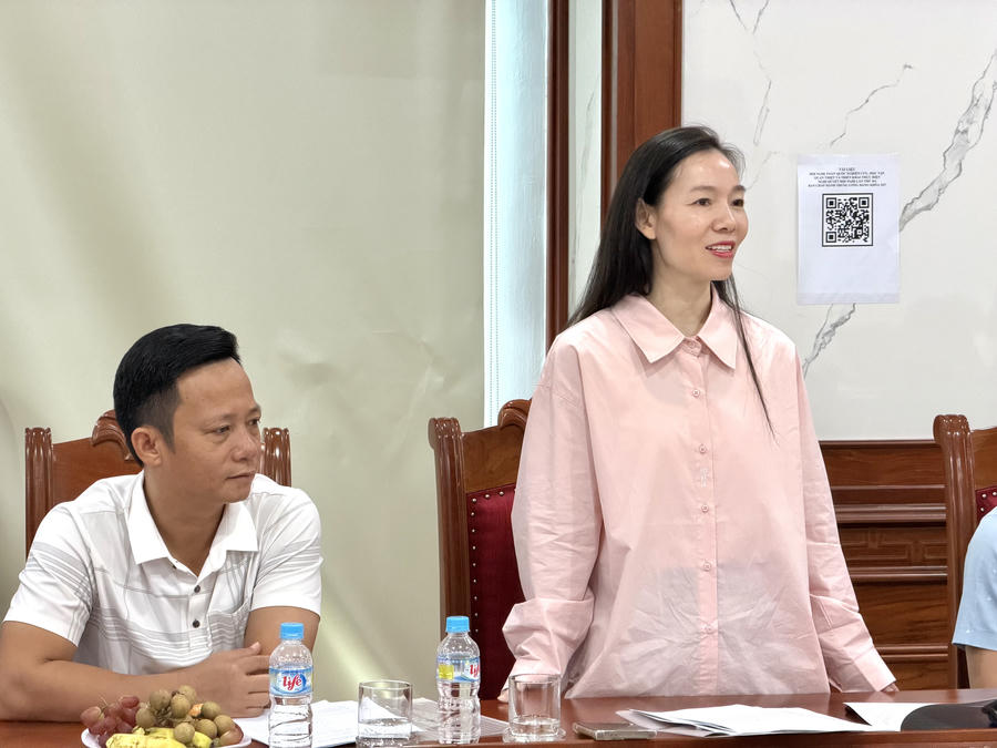Nhà báo Phạm Thị Tuyết Lan phát biểu ý kiến về trách nhiệm nghề nghiệp và chuẩn mực ứng xử của người làm báo trên không gian mạng.