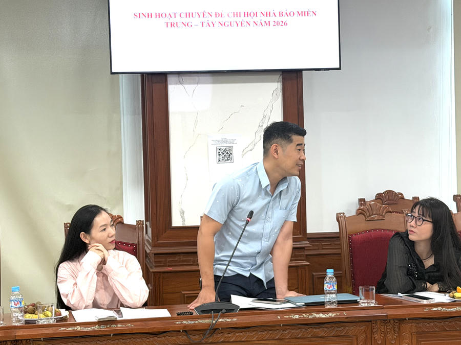 Các hội viên Chi hội Nhà báo Báo Pháp luật Việt Nam khu vực Miền Trung – Tây Nguyên trao đổi, chia sẻ, đóng góp ý kiến tại buổi sinh hoạt.