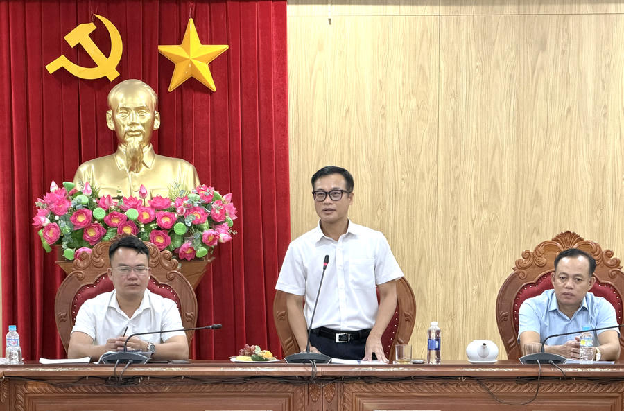 Ông Trần Ngọc Hà - Đảng ủy viên, Phó Tổng Biên tập Báo Pháp luật Việt Nam phát biểu chỉ đạo tại buổi sinh hoạt chuyên đề.