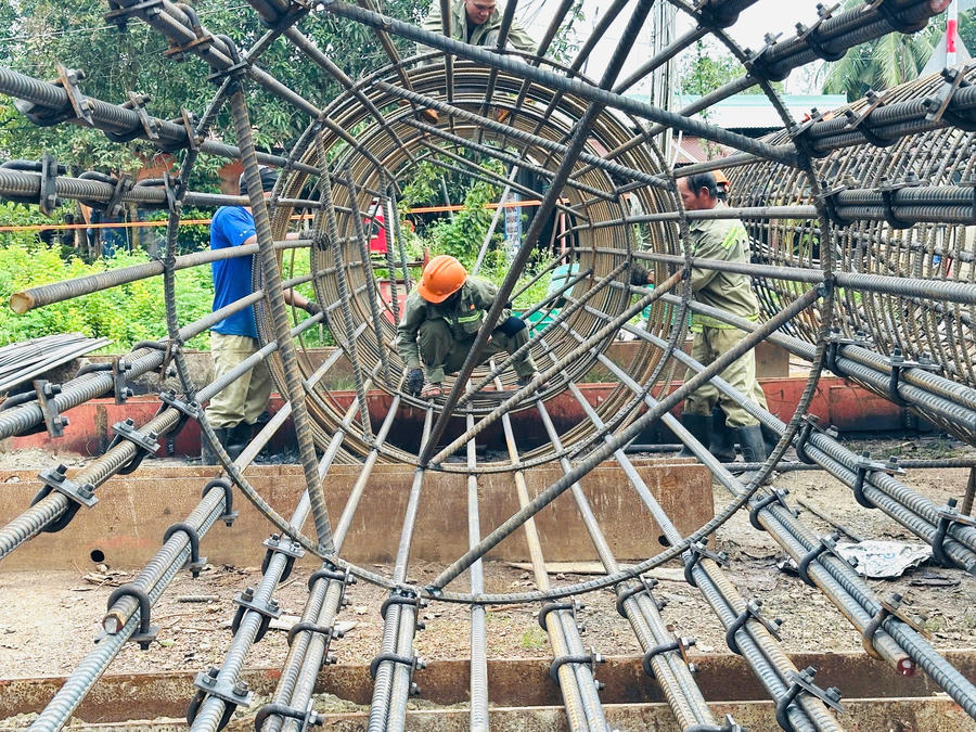 Công nhân đang hàn lồng sắt. Ảnh: DK