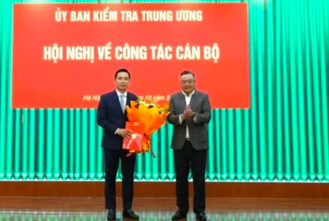 Chủ nhiệm Ủy ban Kiểm tra Trung ương Trần Sỹ Thanh trao quyết định và tặng hoa chúc mừng ông Trần Văn Phúc. Ảnh: UBKTTW.