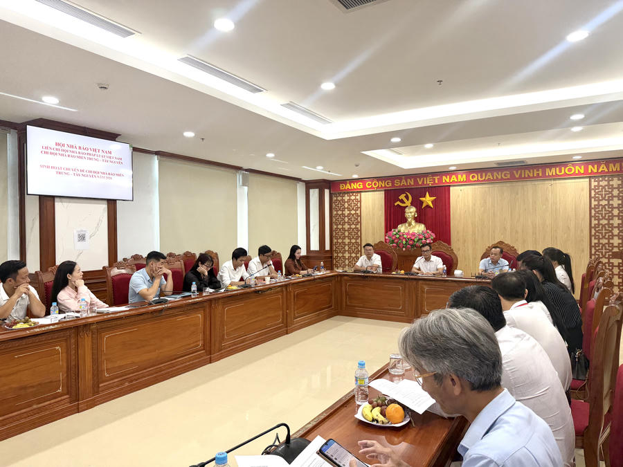 Các hội viên Chi hội Nhà báo Báo Pháp luật Việt Nam khu vực Miền Trung – Tây Nguyên tham dự buổi sinh hoạt.