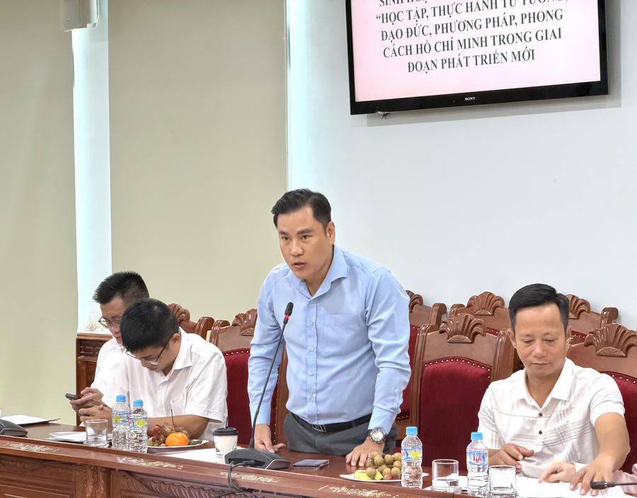 Trao đổi, đóng góp ý kiến tại buổi sinh hoạt chuyên đề.
