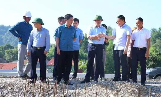Đoàn kiểm tra thực tế các điểm còn vướng mắc GPMB trên địa bàn xã Đồng Đăng. Ảnh: langson.gov.vn
Đoàn kiểm tra thực tế các điểm còn vướng mắc GPMB trên địa bàn xã Đồng Đăng. Ảnh: langson.gov.vn