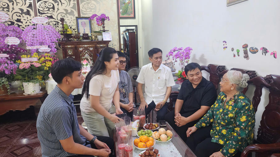 Đoàn viên, thanh niên phường Trấn Biên đã đến thăm hỏi, chúc mừng bà Trần Thị Minh Hoàng.