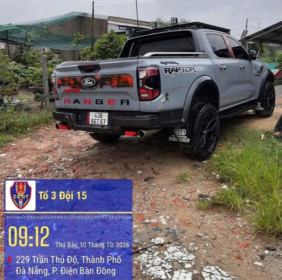Xe bán tải tự ý lắp đèn nóc gây chói mắt người đi đường.