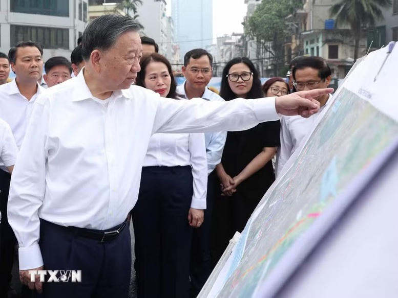 Tổng Bí thư, Chủ tịch nước Tô Lâm kiểm tra việc thực hiện dự án đường Vành đai 2,5 thuộc địa bàn phường Cầu Giấy - Ảnh: TTXVN
