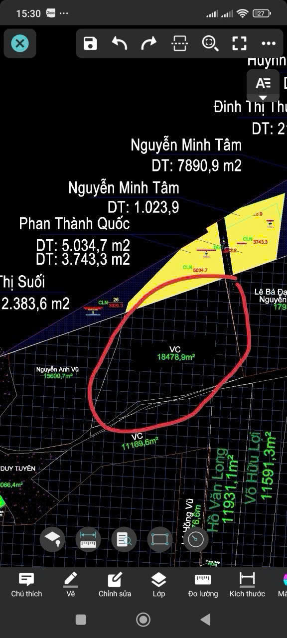 Tên ông Phan Thành Quốc được thể hiện trong sổ mục kê và bản đồ địa chính, ranh giới trong giấy chứng nhận quyền sử dụng đất của hộ liền kề (cấp vào tháng 6/2025), nên bà Tư đề nghị làm rõ quyền lợi của mình trong tương quan với các hộ liền kề có hoàn cảnh sử dụng đất mà bà cho là tương tự.