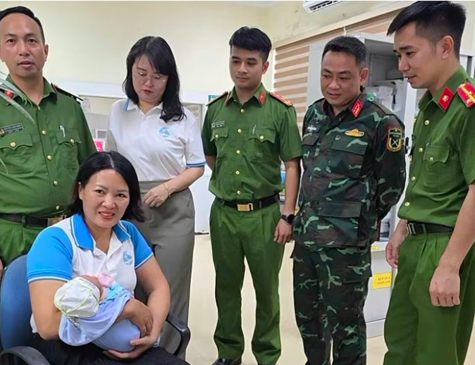Công an phường Tuần Châu phối hợp với Ban Chỉ huy Quân sự và Hội Phụ nữ phường đưa cháu bé đến cơ sở y tế. Ảnh Công an TP Quảng Ninh