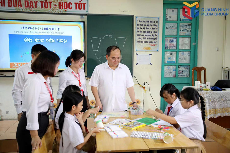 Bí thư Thành ủy trò chuyện, dự các tiết học cùng với thầy và trò Trường TH, THCS và THPT Thực hành Sư phạm.Ảnh: Báo Quảng Ninh