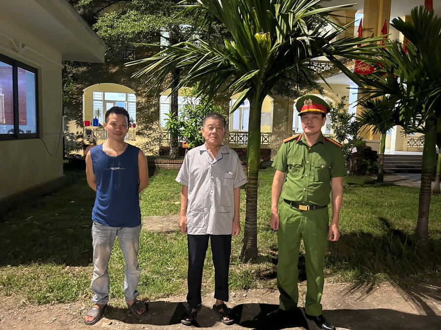 Công an xã An Nghĩa hỗ trợ ông Nguyễn Ngọc Chương trở về với gia đình.